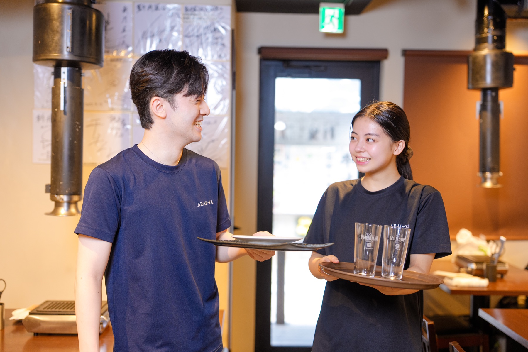 料理を運ぶ新井屋のスタッフ