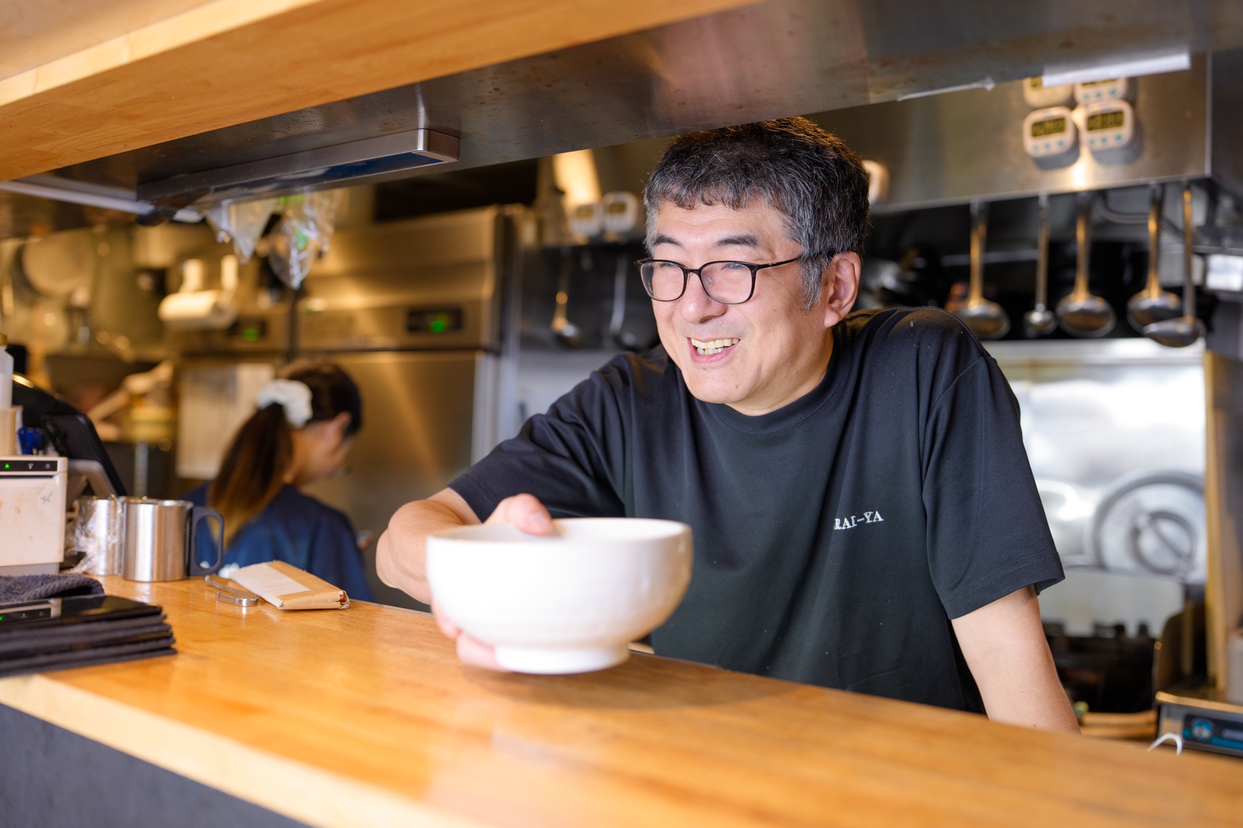 料理を届ける新井屋のスタッフ
